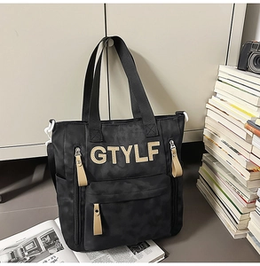Détail d'un sac à dos noir en nylon imperméable avec écusson GTYLF et multiples poches