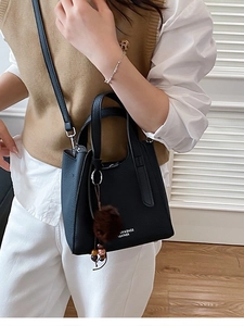 Sac fourre-tout rétro en cuir grainé noir avec pompon décoratif et bandoulière amovible