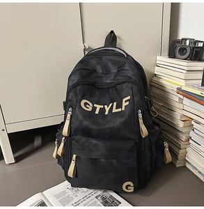 Détails du sac à dos en nylon noir avec poches zippées et languettes en cuir