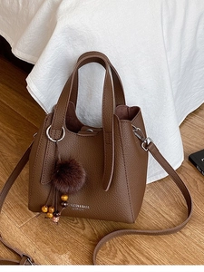 Sac seau vintage marron foncé en cuir grainé avec bandoulière et pendentif peluche