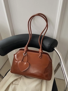 Bolso de hombro vintage de cuero brillante marrón con colgante de corazón y nudos