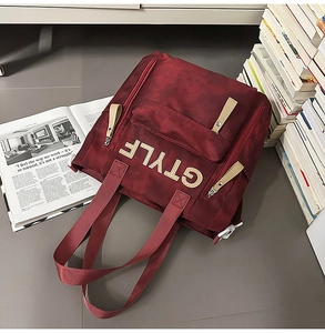 Détail du sac à dos bordeaux pour étudiant avec broderie GTYLF et poches zippées