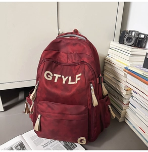 Détail du sac à dos bordeaux pour étudiant avec broderie GTYLF et boucles latérales