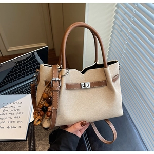 Détail du sac cabas vintage avec breloque en perles de bois et fermoir tournant