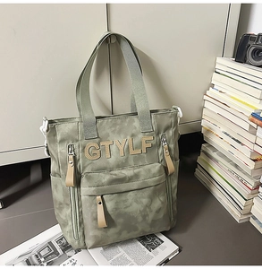 Détail d'un sac à dos vert à haute capacité avec poches zippées et logo GTYLF