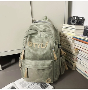 Sac à dos campus vert sauge avec écussons GTYLF et tirettes de fermeture en cuir brun