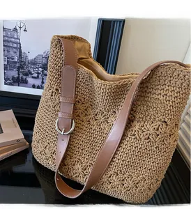 Dettaglio della borsa tote all'uncinetto con tracolla regolabile in pelle marrone e fibbia