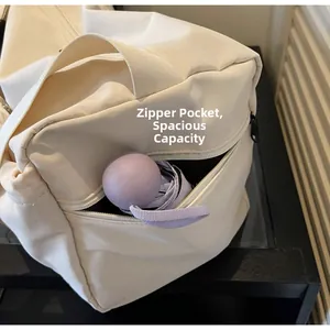 Detail der Reisetasche Seitentasche mit Reißverschluss und großem Stauraum für Regenschirme