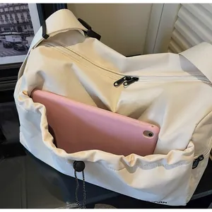 Detailansicht der beigefarbenen Reisetasche mit praktischer Fronttasche für Tablets