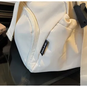 Detailansicht der seitlichen Reißverschlusstasche und des Gurtes der Reisetasche