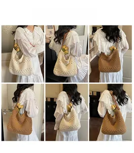 Dettagli della borsa tote in maglia con spalline in pelle per lo stile spiaggia e vacanza