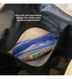 Detailansicht des Trocken- und Nass-Trennfachs mit transparenter wasserdichter Innentasche