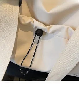 Detail der Reisetasche aus Segeltuch mit robustem Kordelzug und schwarzem Kordelstopper