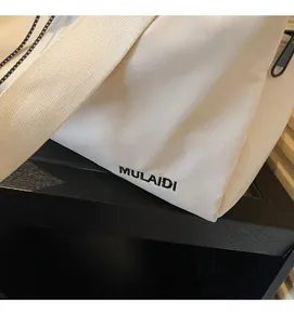 Detailansicht der großen weißen Segeltuchtasche mit Reißverschluss und Webgriff