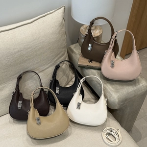Minimalistische Halbmond-Taschen aus strukturiertem Leder in sechs Farben mit Silberschnalle