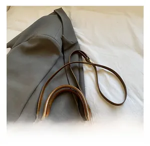 Détails du sac carré marron avec bandoulière réglable et chaîne métallique élégante