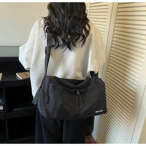 Detail der schwarzen Reisetasche mit großer Kapazität, Nylon-Textur und seitlichem Reißverschluss