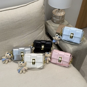 Détails des sacs bandoulière tissés colorés avec boucles dorées et breloques en forme d'ours