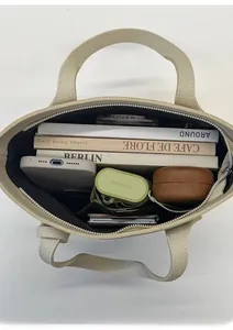 Vue de dessus de l'intérieur spacieux du sac cabas en cuir crème avec une grande capacité