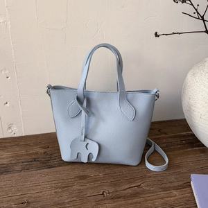 Sac seau en cuir bleu clair grainé avec poignées et charmant pendentif éléphant