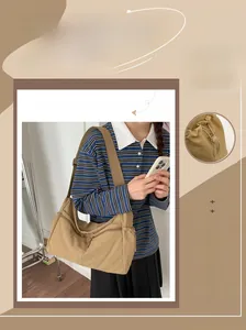 Vue détaillée du sac besace en nylon kaki avec bandoulière réglable et grande capacité