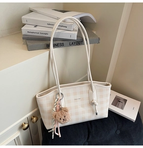 Détail du sac cabas à carreaux avec breloque ours en peluche et foulard en soie décoré