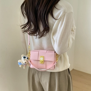 Sac bandoulière rose tressé avec fermoir horloge dorée et pendentif ours en peluche