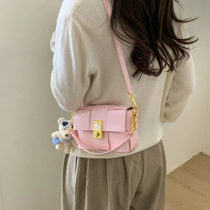 Sac bandoulière rose à carreaux avec serrure horloge dorée et charm ours en peluche