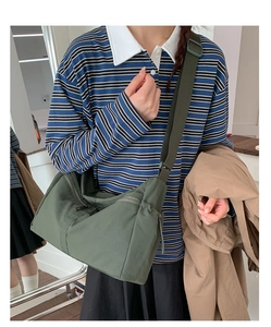 Détails de la bandoulière large réglable et des fermetures éclair du sac messager en nylon