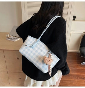 Grand sac cabas à carreaux bleus et blancs avec breloque d'ours dans un décor cosy
