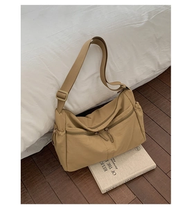 Détails du sac croissant en nylon kaki avec poches zippées et bandoulière réglable