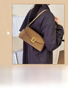 Edle braune Wildleder-Pillow-Bag im Vintage-Stil mit eleganter goldener Metallschnalle
