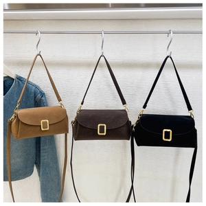 Detailansicht von drei kleinen Taschen in Braun und Schwarz mit goldener Quadratschnalle