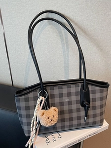 Sac Cabas à Carreaux pour Femmes Grande Capacité en Cuir PU Sac à Épaule Avec Pendentif Ours Sac Sous le Bras Mode