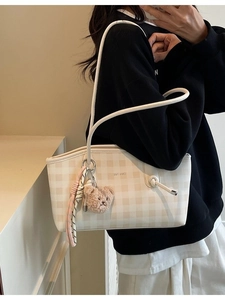 Sac fourre-tout à carreaux crème minimaliste avec breloque ours et porte-clés tissé