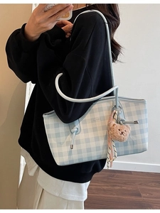 Sac cabas à carreaux bleu avec pendentif ours porté à l'épaule pour un style chic