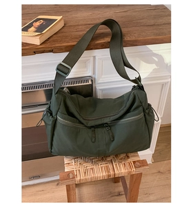 Sac bandoulière en nylon vert armée avec sangle large et deux poches zippées devant