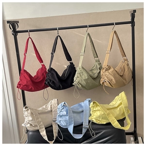 Détails de sacs à bandoulière en nylon imperméable colorés avec côtés à cordon réglables