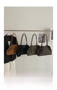 Détails de quatre sacs cabas mats déclinés en marron, noir, vert et gris anthracite