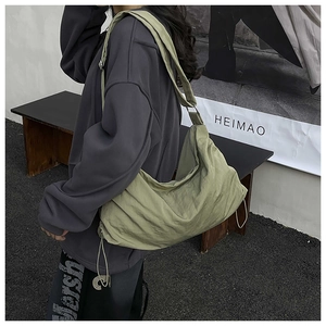 Détail du sac hobo en nylon vert olive imperméable avec des cordons de serrage stylés