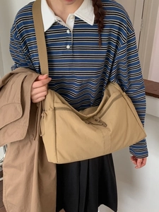 Sac dumpling en nylon kaki avec large bandoulière dans un style décontracté et élégant