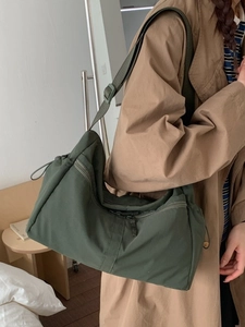 Sac hobo en nylon vert foncé avec cordon réglable, style bandoulière décontracté