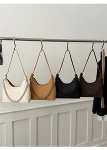 Detailansicht vier minimalistischer Hobo-Taschen in verschiedenen Farben mit Kettenakzent