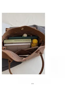 Vue intérieure du grand sac cabas marron montrant sa capacité et sa doublure rayée