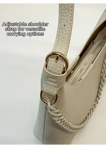 Details des verstellbaren Lederriemens und der Goldkette an der beigen Schultertasche