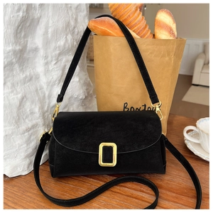 Detail einer minimalistischen schwarzen matten Tasche mit goldener Metallschnalle