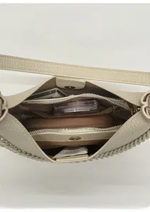 Detail der cremeweißen Leder-Mondtasche mit zwei Reißverschlussfächern und Innenraum-Ansicht