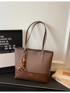 Borsa tote alla moda marrone scuro bicolore con perline in legno e comode tracolle