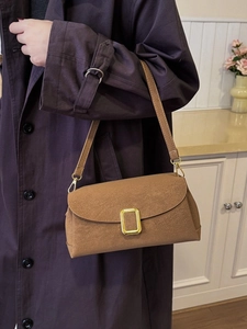 Elegante karamellbraune baguette schultertasche mit goldener schnalle im minimalistischen stil