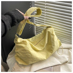 Vue détaillée du sac en nylon jaune vif imperméable avec bandoulière réglable